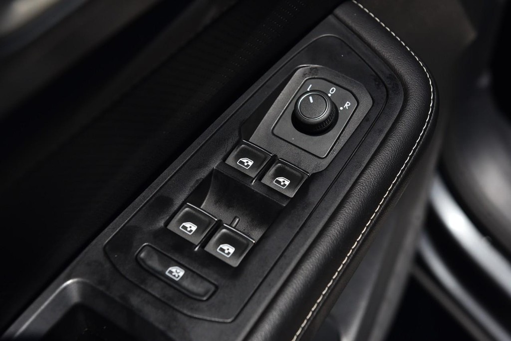 Volkswagen Atlas Cross Sport Vehicle Full-screen Gallery Image 8