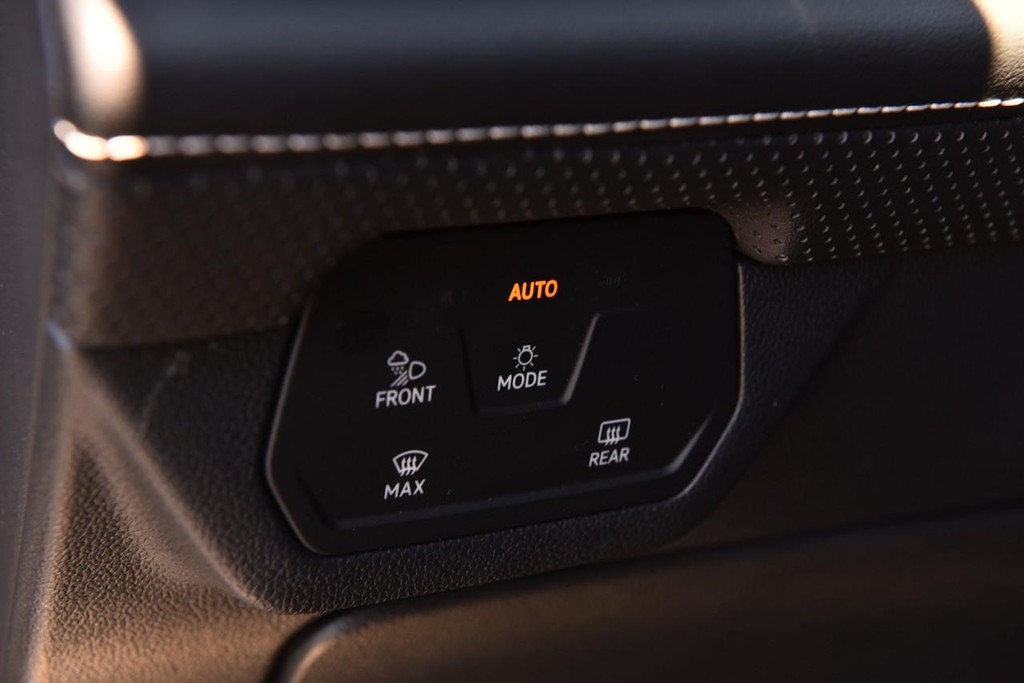 Volkswagen Atlas Cross Sport Vehicle Full-screen Gallery Image 11