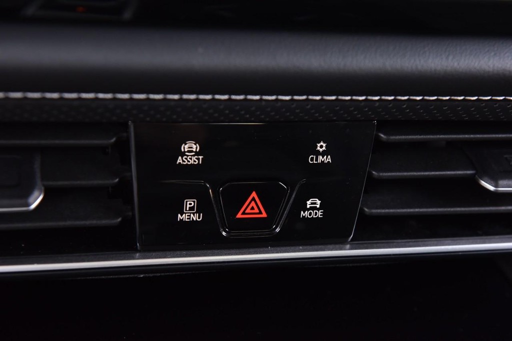 Volkswagen Atlas Cross Sport Vehicle Full-screen Gallery Image 15