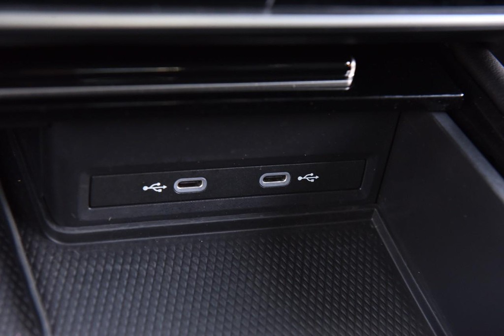 Volkswagen Atlas Cross Sport Vehicle Full-screen Gallery Image 16