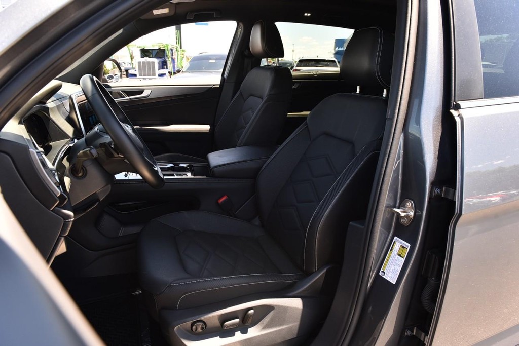 Volkswagen Atlas Cross Sport Vehicle Full-screen Gallery Image 19