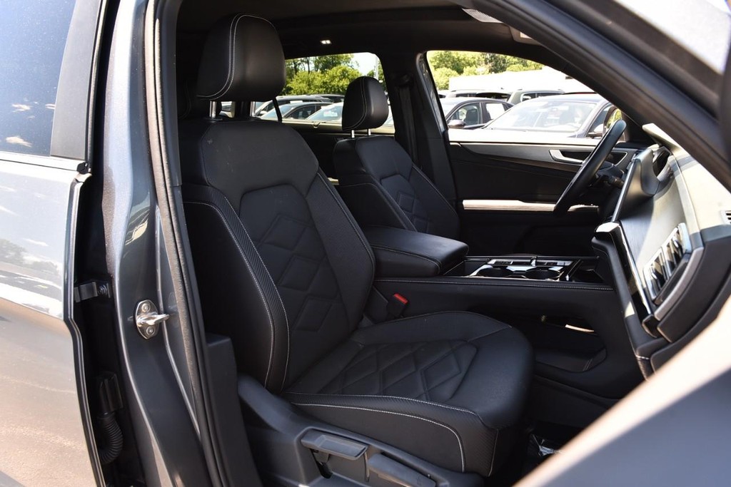 Volkswagen Atlas Cross Sport Vehicle Full-screen Gallery Image 20