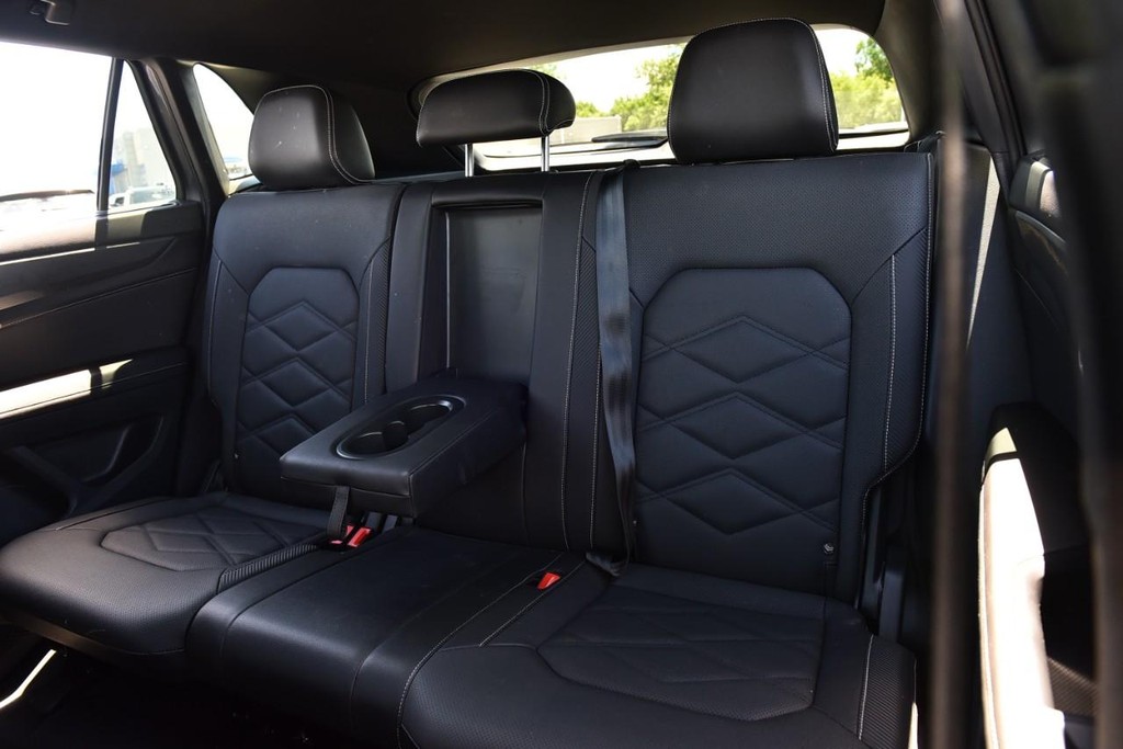 Volkswagen Atlas Cross Sport Vehicle Full-screen Gallery Image 22