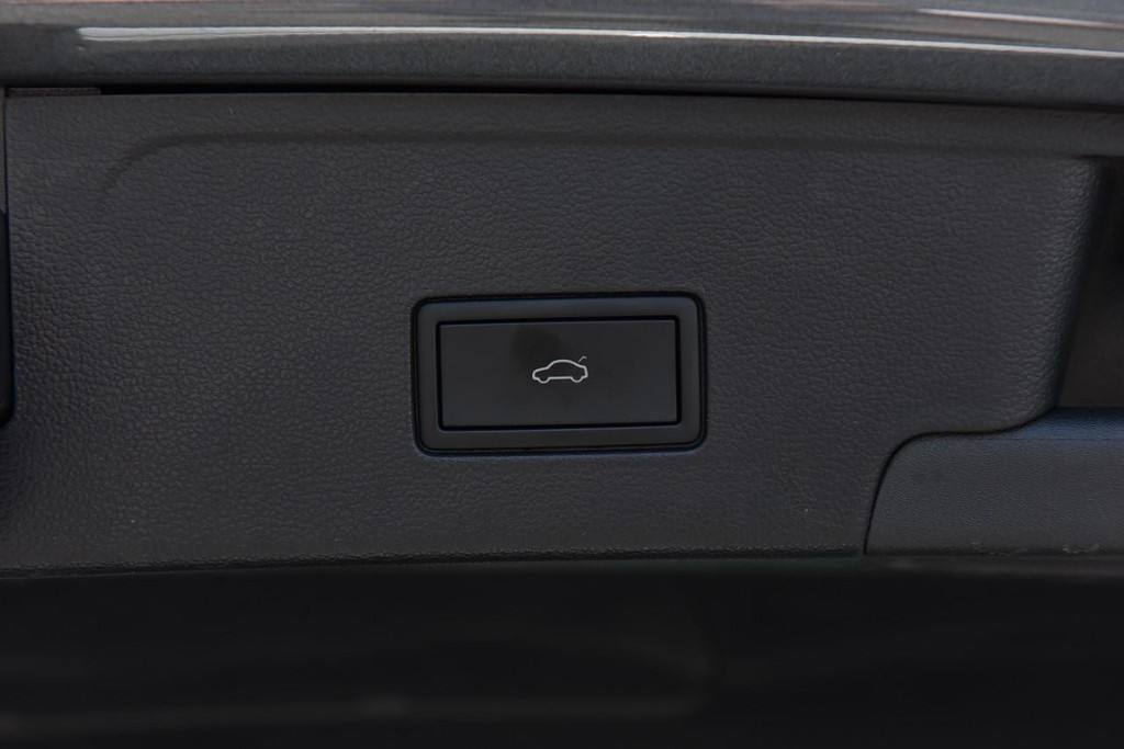 Volkswagen Atlas Cross Sport Vehicle Full-screen Gallery Image 26