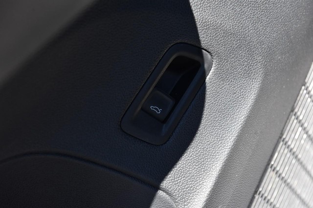 Volkswagen Atlas Cross Sport Vehicle Image 09