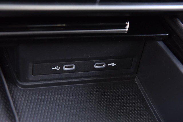Volkswagen Atlas Cross Sport Vehicle Image 16