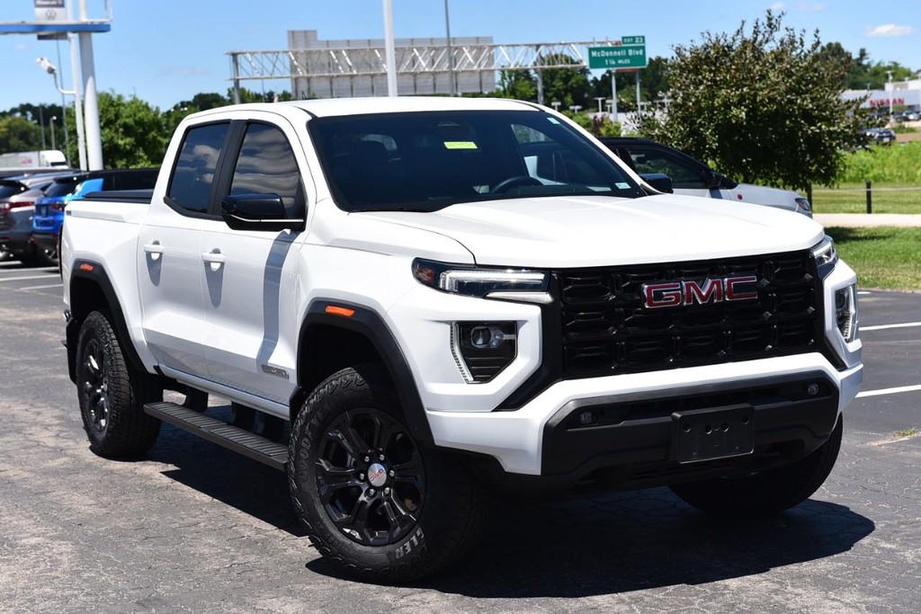 GMC Canyon Vehicle Full-screen Gallery Image 02