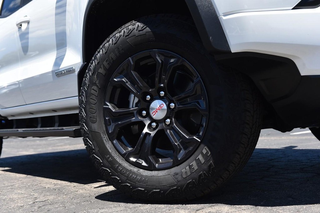 GMC Canyon Vehicle Full-screen Gallery Image 03
