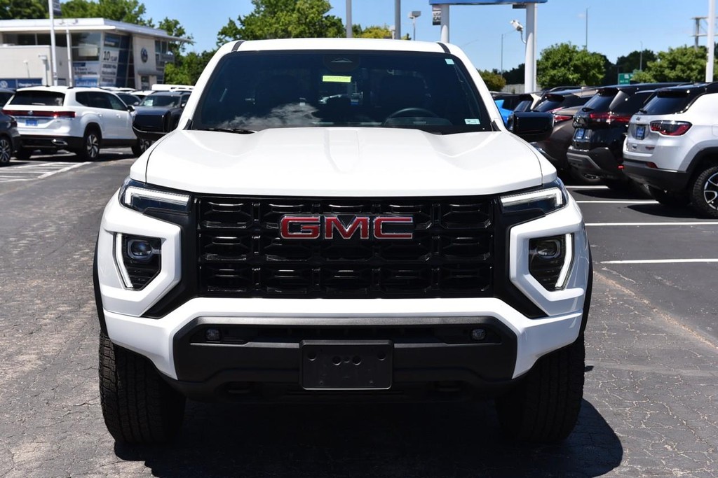 GMC Canyon Vehicle Full-screen Gallery Image 04
