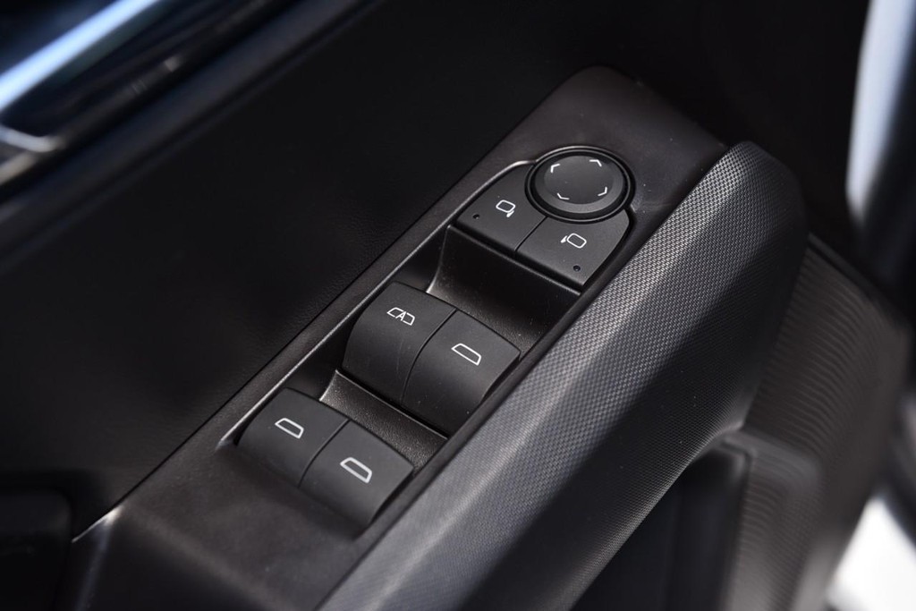 GMC Canyon Vehicle Full-screen Gallery Image 08
