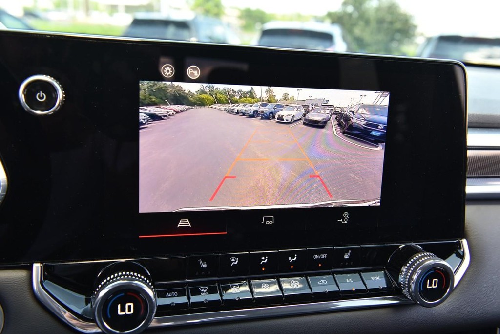GMC Canyon Vehicle Full-screen Gallery Image 12