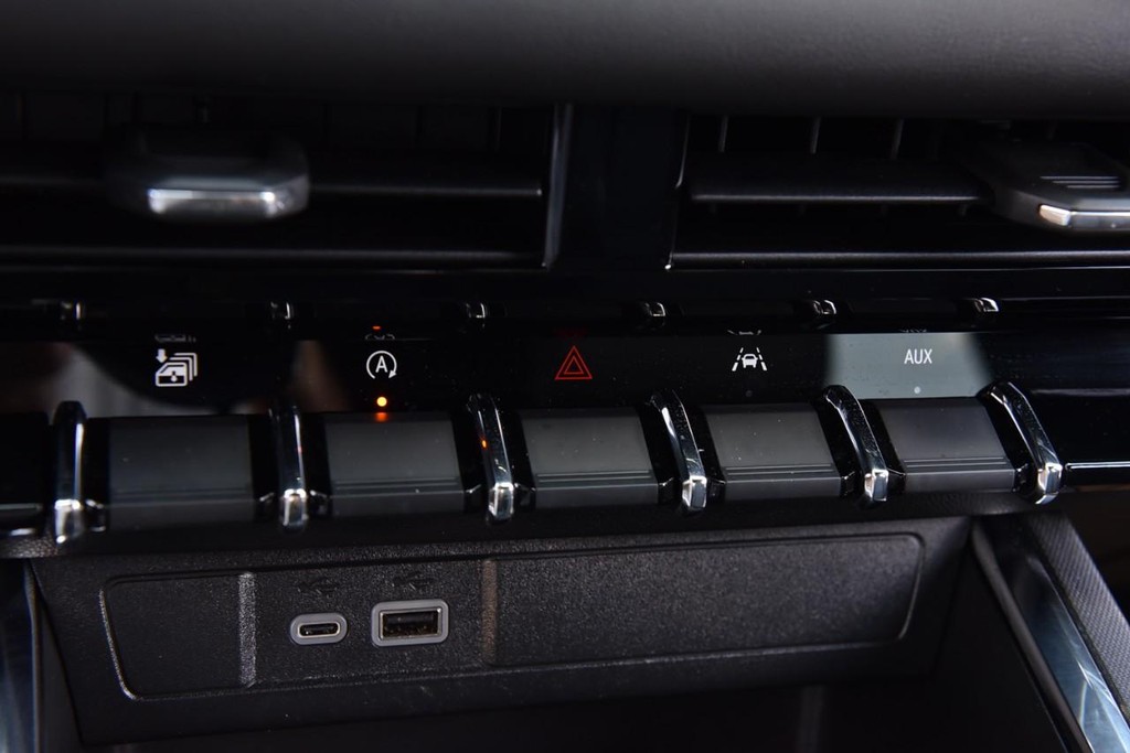 GMC Canyon Vehicle Full-screen Gallery Image 15
