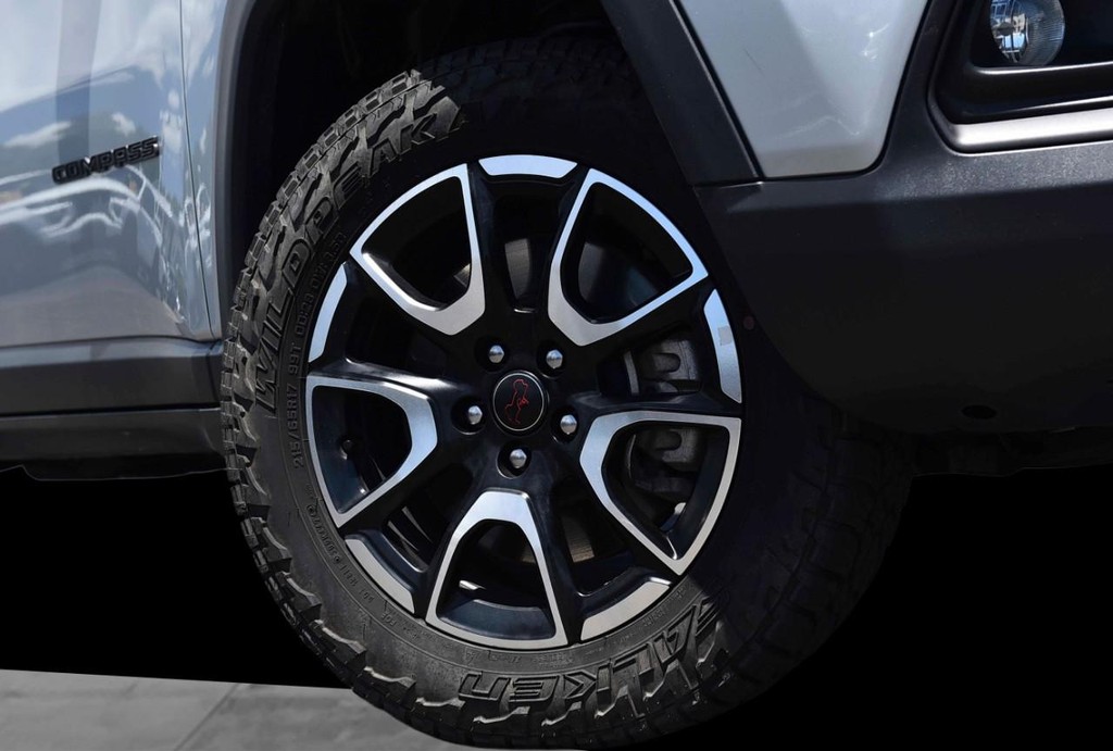 Jeep Compass Vehicle Full-screen Gallery Image 3
