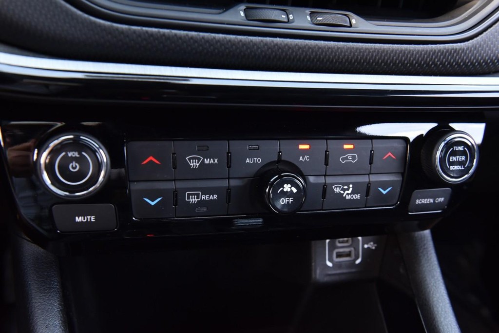 Jeep Compass Vehicle Full-screen Gallery Image 15