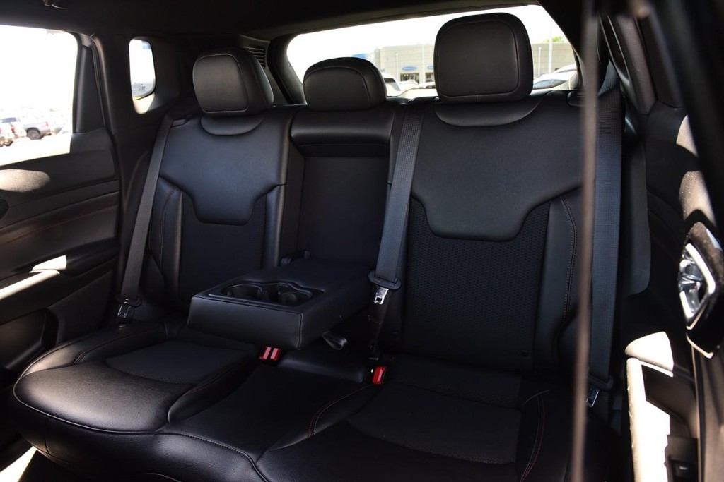 Jeep Compass Vehicle Full-screen Gallery Image 23