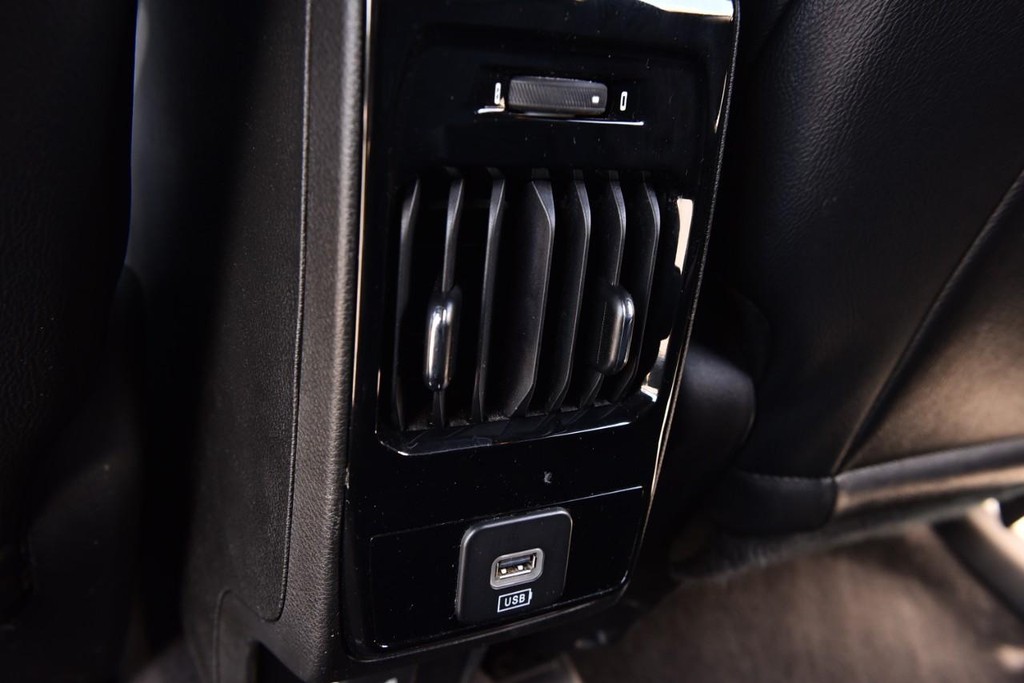 Jeep Compass Vehicle Full-screen Gallery Image 24