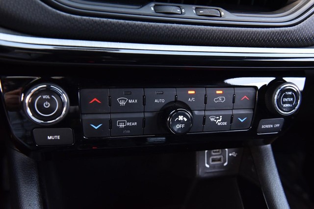 Jeep Compass Vehicle Image 15