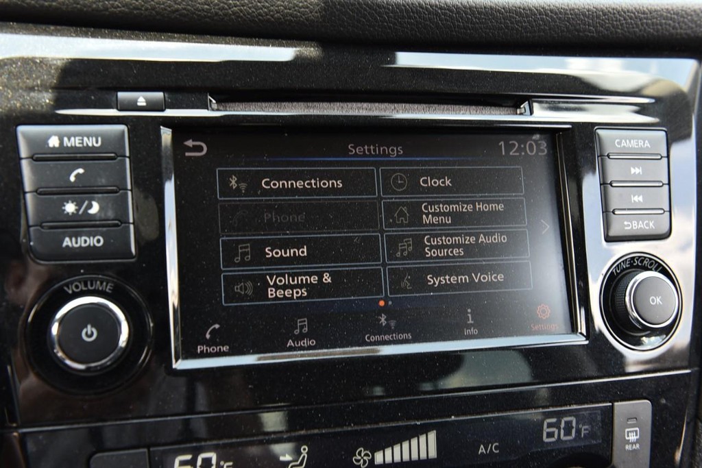 Nissan Rogue Vehicle Full-screen Gallery Image 14