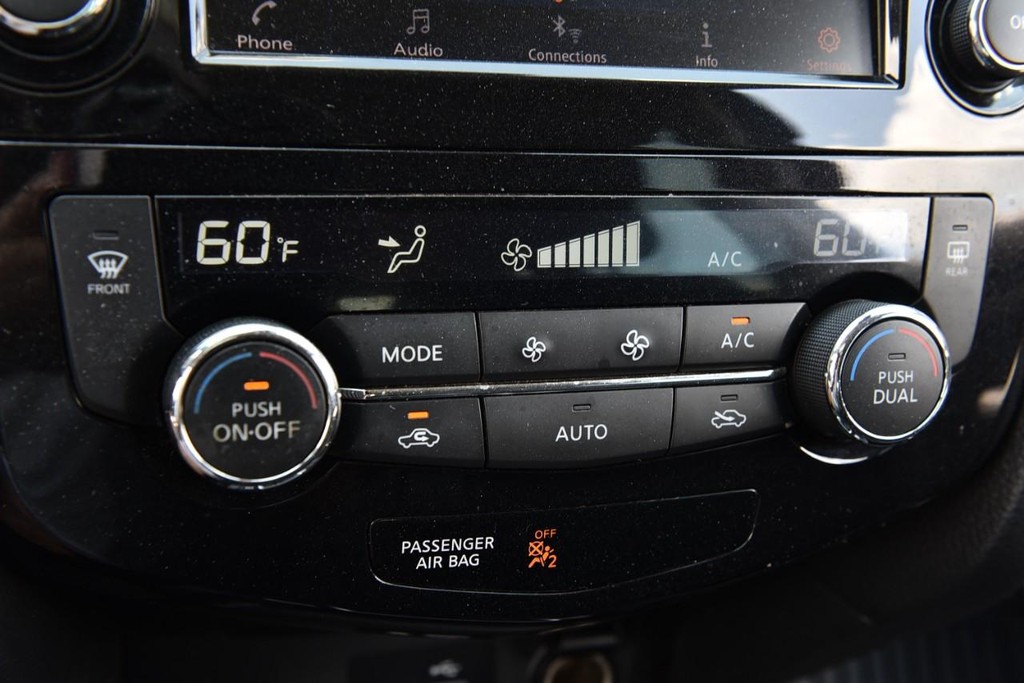 Nissan Rogue Vehicle Full-screen Gallery Image 15