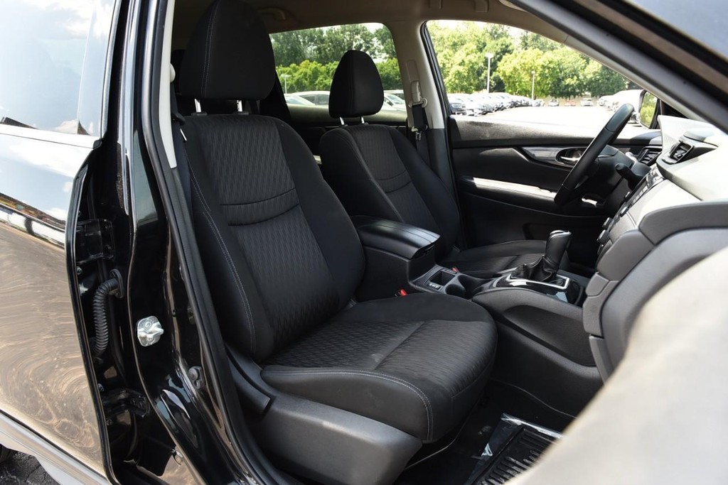Nissan Rogue Vehicle Full-screen Gallery Image 21