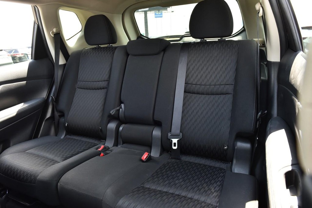 Nissan Rogue Vehicle Full-screen Gallery Image 22