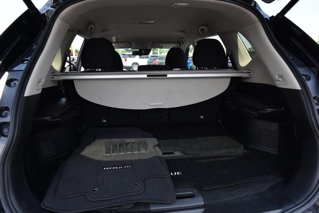 Nissan Rogue Vehicle Full-screen Gallery Image 24