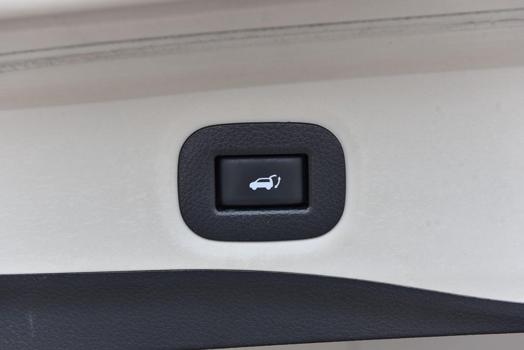 Nissan Rogue Vehicle Full-screen Gallery Image 25