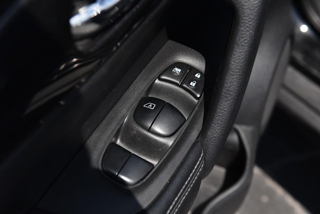 Nissan Rogue Vehicle Image 08
