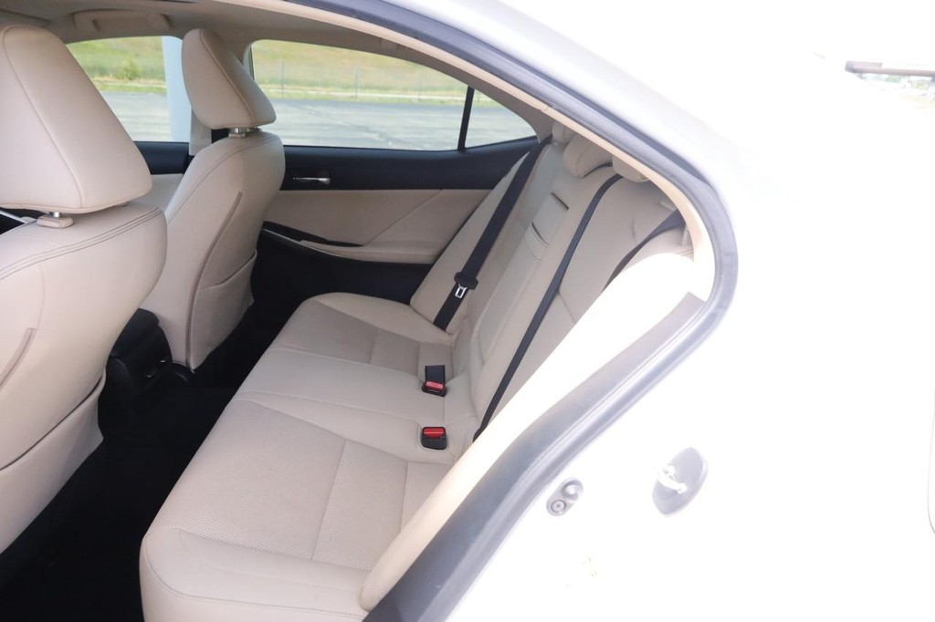 Lexus IS 350 Vehicle Full-screen Gallery Image 10