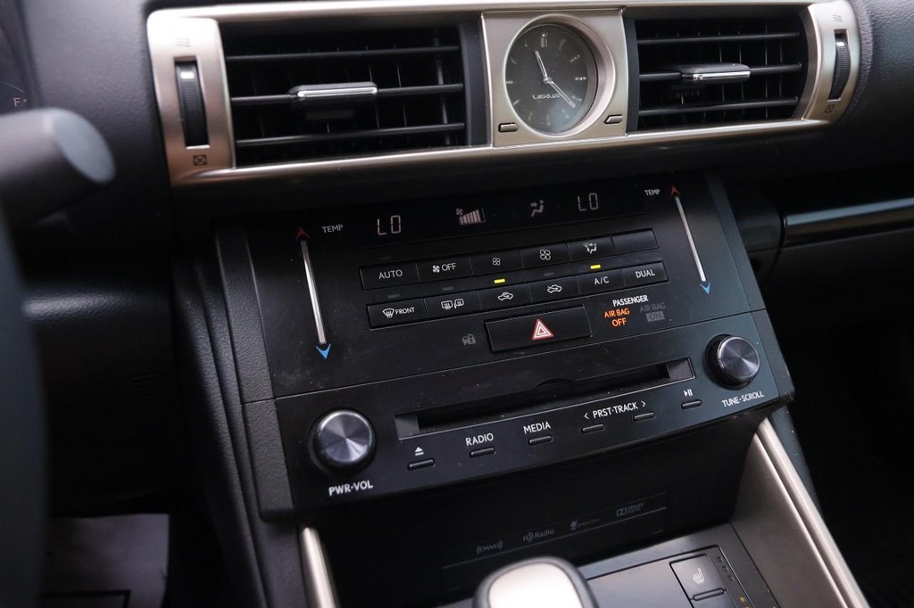 Lexus IS 350 Vehicle Full-screen Gallery Image 18