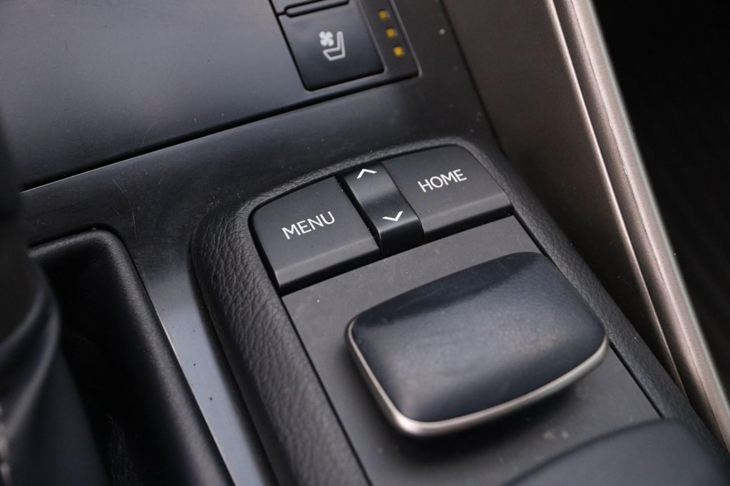 Lexus IS 350 Vehicle Full-screen Gallery Image 20