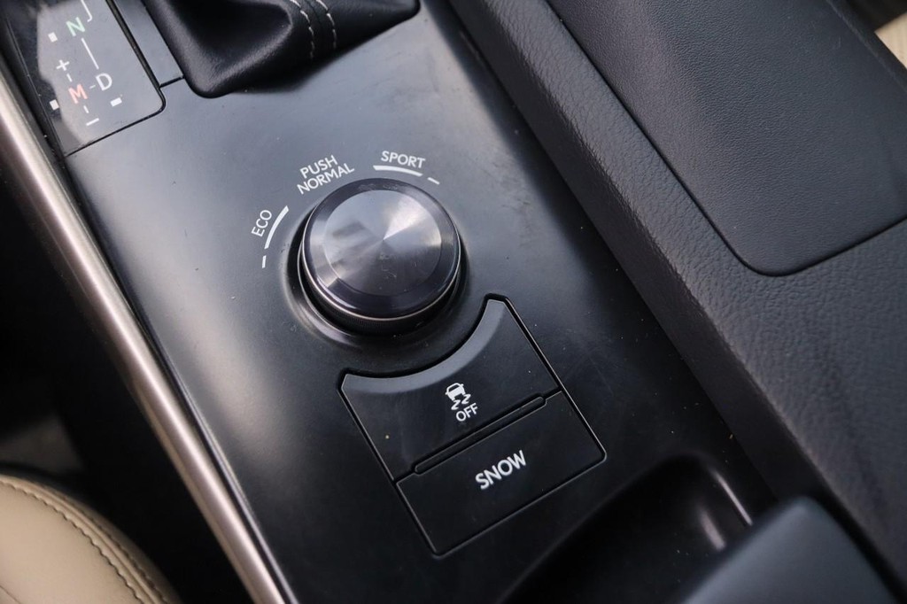 Lexus IS 350 Vehicle Full-screen Gallery Image 21