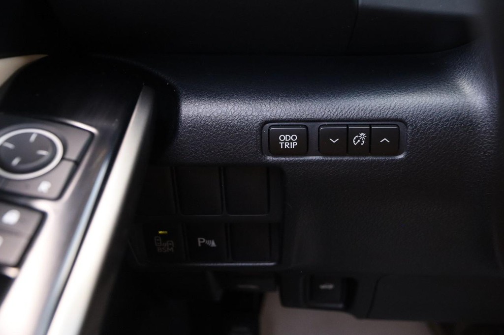 Lexus IS 350 Vehicle Full-screen Gallery Image 22