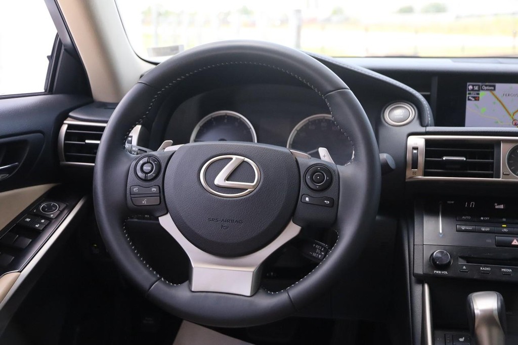Lexus IS 350 Vehicle Full-screen Gallery Image 25