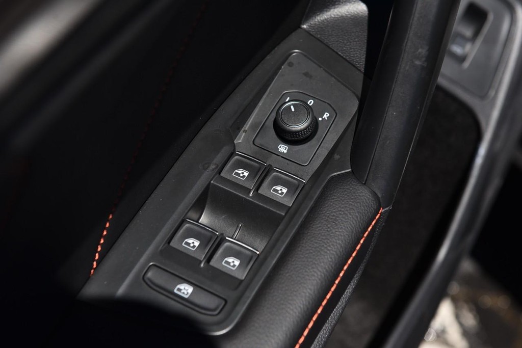 Volkswagen Tiguan Vehicle Full-screen Gallery Image 8