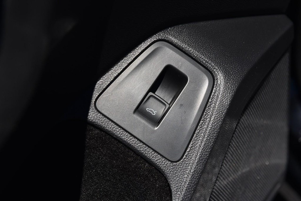 Volkswagen Tiguan Vehicle Full-screen Gallery Image 9