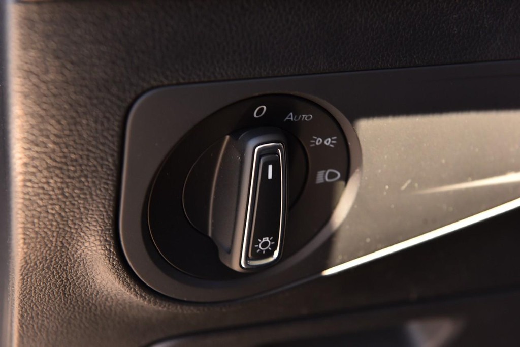 Volkswagen Tiguan Vehicle Full-screen Gallery Image 11