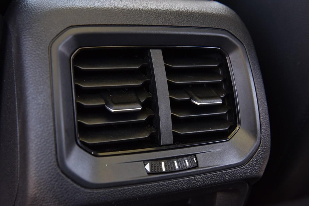 Volkswagen Tiguan Vehicle Full-screen Gallery Image 24
