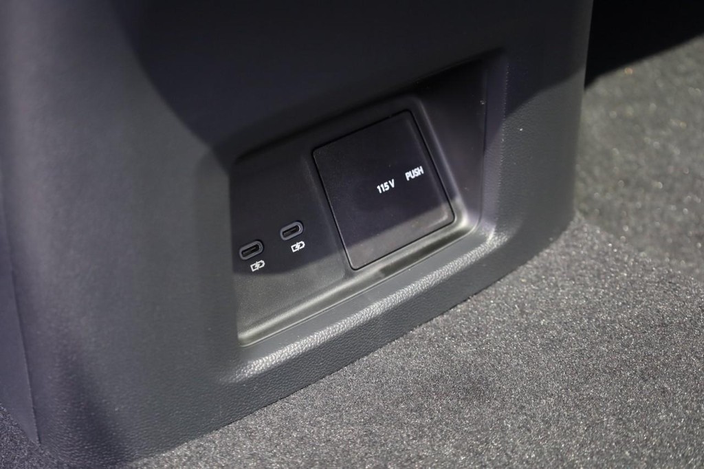 Volkswagen Atlas Vehicle Full-screen Gallery Image 25