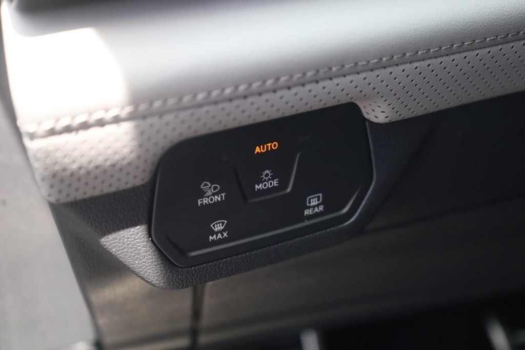 Volkswagen Atlas Vehicle Full-screen Gallery Image 12
