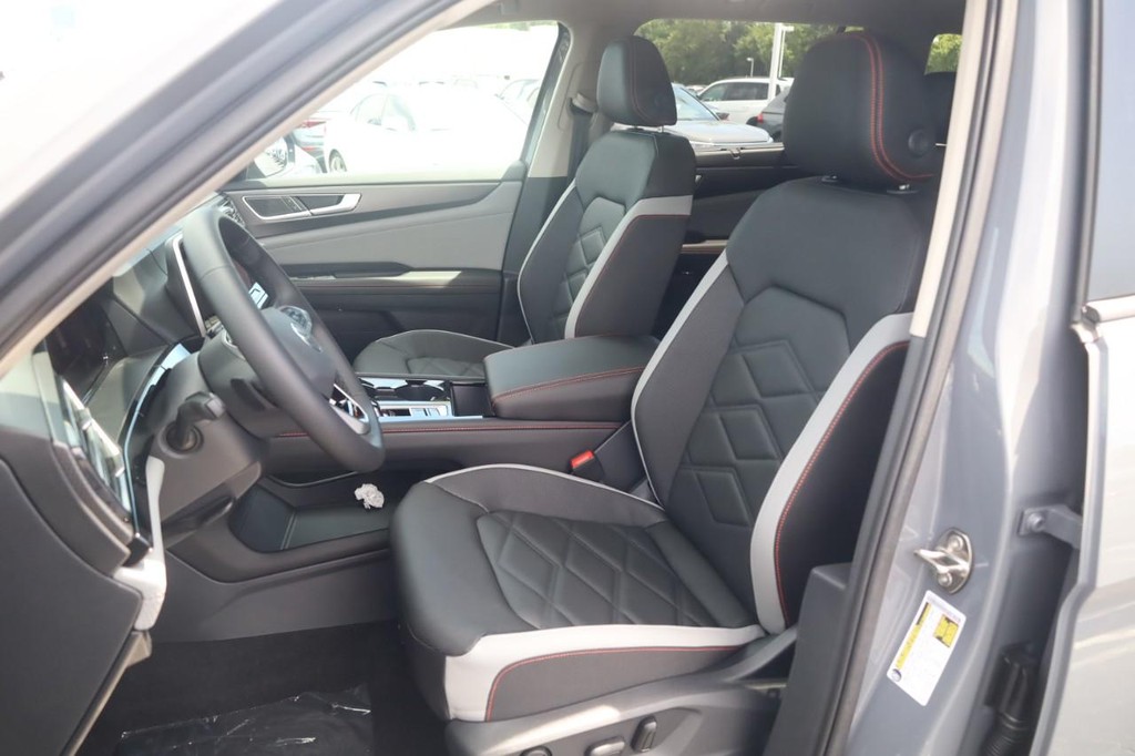 Volkswagen Atlas Vehicle Full-screen Gallery Image 18