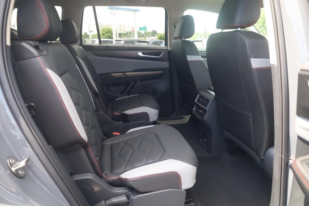 Volkswagen Atlas Vehicle Full-screen Gallery Image 20