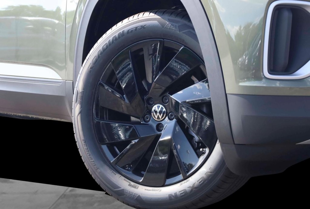 Volkswagen Atlas Vehicle Full-screen Gallery Image 3