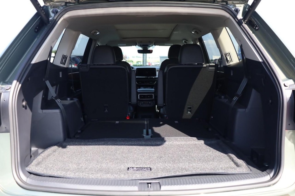 Volkswagen Atlas Vehicle Full-screen Gallery Image 9