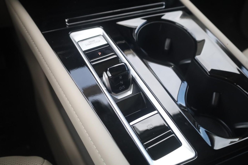 Volkswagen Atlas Vehicle Full-screen Gallery Image 17