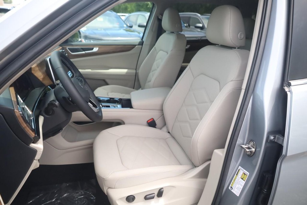 Volkswagen Atlas Vehicle Full-screen Gallery Image 18
