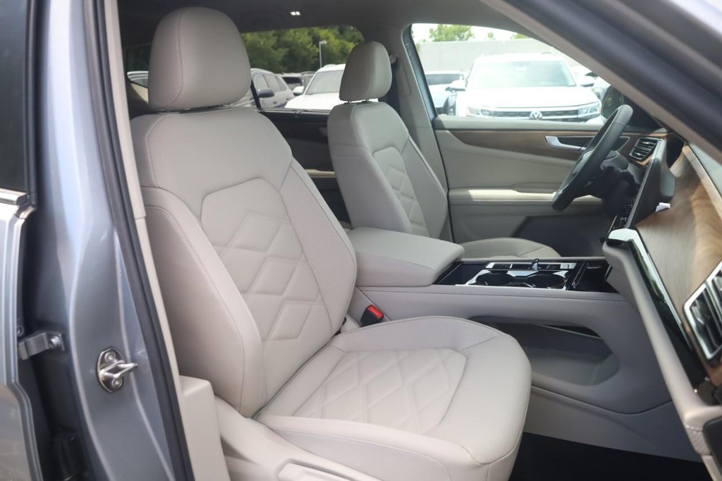 Volkswagen Atlas Vehicle Full-screen Gallery Image 19