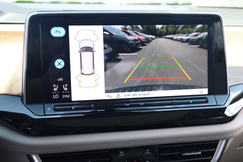 Volkswagen Atlas Vehicle Full-screen Gallery Image 14