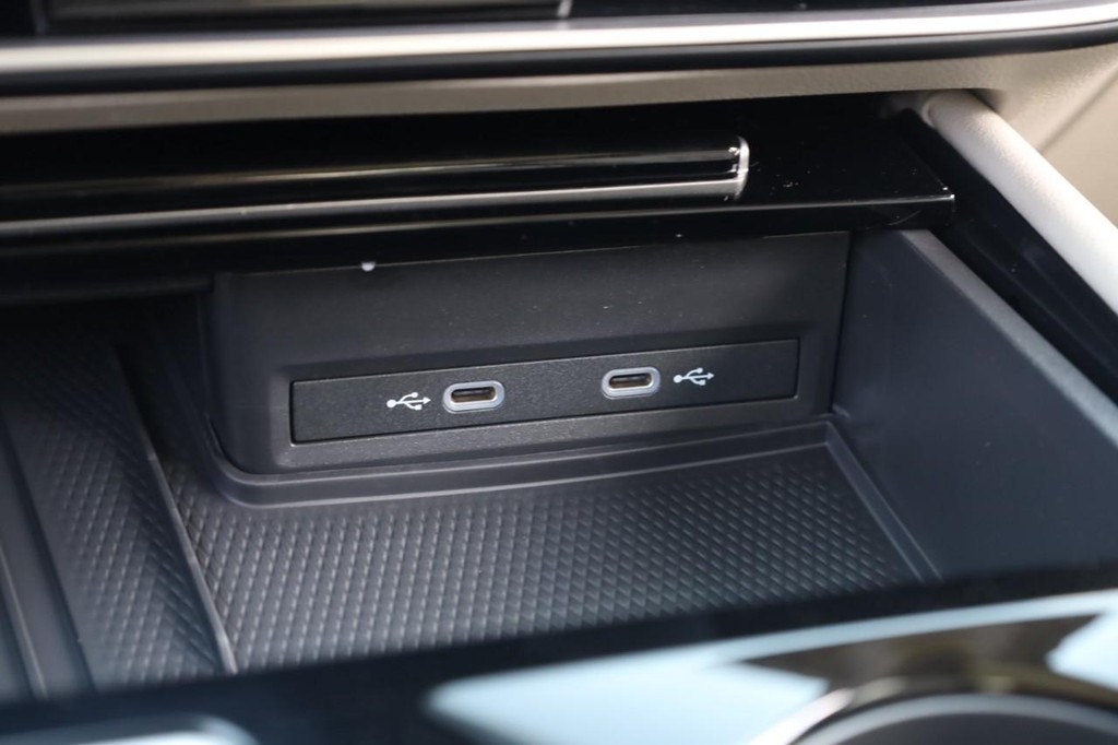 Volkswagen Atlas Vehicle Full-screen Gallery Image 16