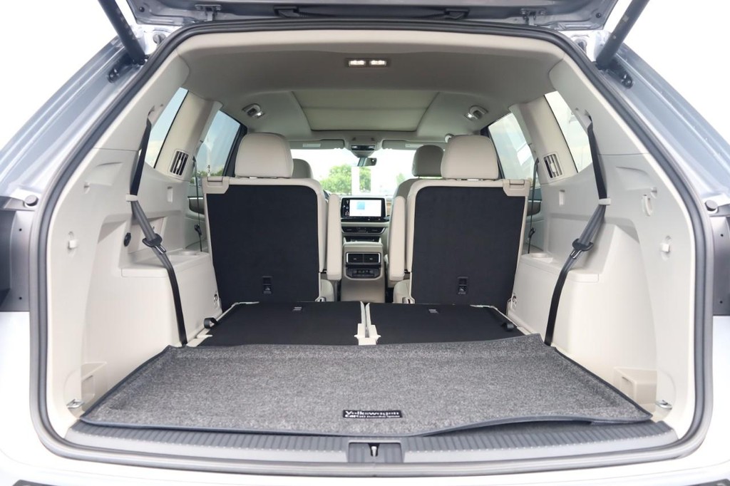 Volkswagen Atlas Vehicle Full-screen Gallery Image 9